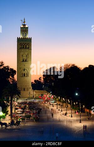 Ancienne mosquée Koutoubia, site du patrimoine mondial de l'UNESCO, et route Jemaa el Fna au crépuscule, Marrakech, Maroc, Afrique du Nord, Afrique Banque D'Images