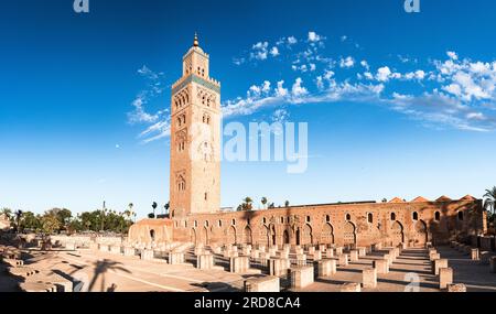 Panoramique de l'ancienne mosquée Koutoubia et tour minaret, site du patrimoine mondial de l'UNESCO, Marrakech, Maroc, Afrique du Nord, Afrique Banque D'Images