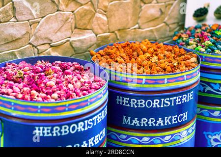 Fleurs séchées colorées à vendre dans un marché souk dans la médina, vieille ville de Marrakech, Maroc, Afrique du Nord, Afrique Banque D'Images