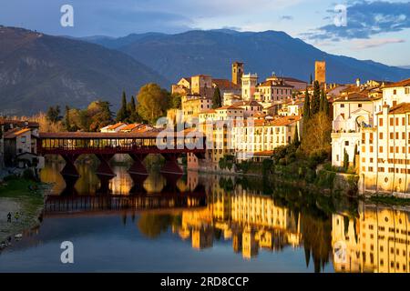 Coucher de soleil sur le pont emblématique Ponte Vecchio reflété dans la rivière Brenta, Bassano Del Grappa, province de Vicence, Vénétie, Italie, Europe Banque D'Images