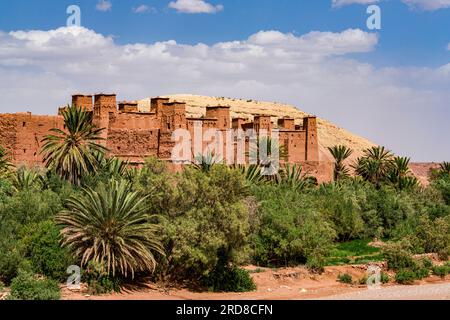 Vieux château au pied des montagnes de l'Atlas construit avec de la brique de boue rouge dans le ksar d'ait Ben Haddou, site du patrimoine mondial de l'UNESCO, province de Ouarzazate, Maroc Banque D'Images