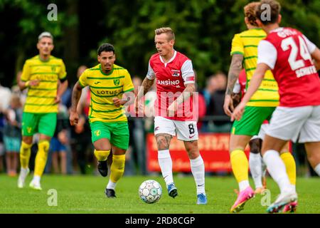 Dirkshorn, pays-Bas. 19 juillet 2023. DIRKSHORN, PAYS-BAS - JUILLET 19 : Jordy Clasie de l'AZ Alkmaar dribble avec le ballon lors du match amical de pré-saison entre AZ et Norwich City FC au V.V. Dirkshorn le 19 juillet 2023 à Dirkshorn, pays-Bas (photo de Patrick Goosen/Orange Pictures) crédit : Orange pics BV/Alamy Live News Banque D'Images