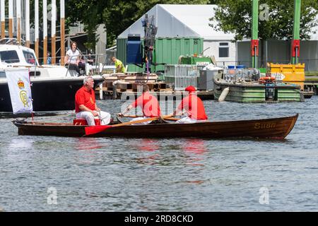 19 juillet 2023. Les bateaux à rames participant à l'événement annuel Swan Upping sur la Tamise ont atteint la ville de Henley-on-Thames dans l'Oxfordshire, en Angleterre, au Royaume-Uni, aujourd'hui. Les participants des adorables guildes de teinturiers et de vignerons et des dessus de cygne du roi se sont arrêtés au Leander Club pour déjeuner. Banque D'Images