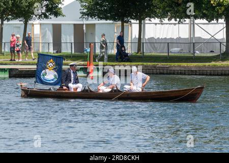 19 juillet 2023. Les skiffs participant à l'événement annuel Swan Upping sur la Tamise ont atteint la ville de Henley-on-Thames dans l'Oxfordshire, en Angleterre, au Royaume-Uni, aujourd'hui. Les participants des adorables guildes de teinturiers et de vignerons et des dessus de cygne du roi se sont arrêtés au Leander Club pour déjeuner. Banque D'Images