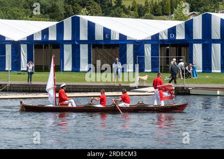 19 juillet 2023. Les bateaux à rames participant à l'événement annuel Swan Upping sur la Tamise ont atteint la ville de Henley-on-Thames dans l'Oxfordshire, en Angleterre, au Royaume-Uni, aujourd'hui. Les participants des adorables guildes de teinturiers et de vignerons et des dessus de cygne du roi se sont arrêtés au Leander Club pour déjeuner. Banque D'Images