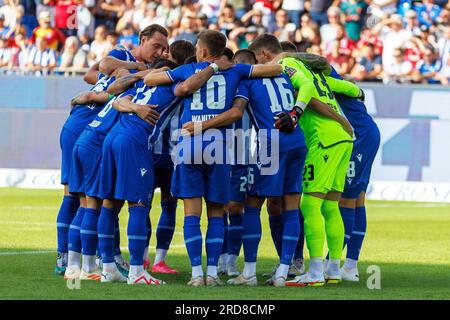 Karlsruhe, Allemagne. 19 juillet 2023. Football : matchs d'essai, Karlsruher SC - FC Liverpool : les joueurs de Karlsruhe forment un cercle avant le début du match. Crédit : Philipp von Ditfurth/dpa/Alamy Live News Banque D'Images