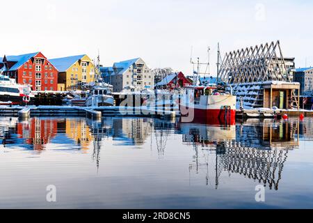 Bateaux de pêche amarrés dans le port, Tromso, Norvège, Scandinavie, Europe Banque D'Images