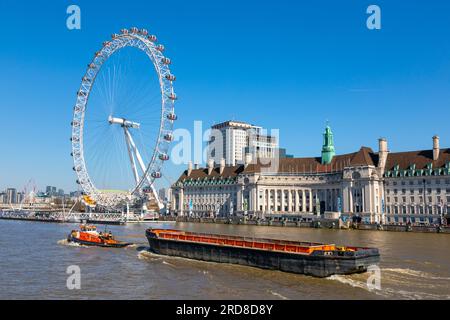 London Eye, remorqueur et barge, Tamise, Londres, Angleterre, Royaume-Uni, Europe Banque D'Images