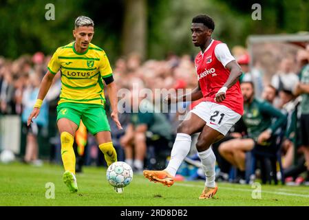 Dirkshorn, pays-Bas. 19 juillet 2023. DIRKSHORN, PAYS-BAS - JUILLET 19 : Ernest Poku de l'AZ Alkmaar passe le ballon lors du match amical de pré-saison entre l'AZ et le Norwich City FC au V.V. Dirkshorn le 19 juillet 2023 à Dirkshorn, pays-Bas (photo de Patrick Goosen/Orange Pictures) crédit : Orange pics BV/Alamy Live News Banque D'Images