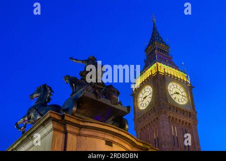 Big Ben et Boadicea Statue, crépuscule, Westminster, Londres, Angleterre, Royaume-Uni, Europe Banque D'Images