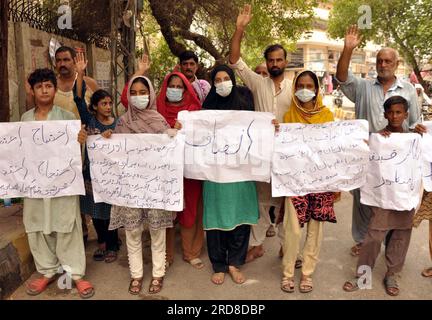 Hyderabad, Pakistan, 19 juillet 2023. Les habitants de Tando Jam organisent une manifestation de protestation contre l'autoritarisme des personnes influentes, au club de presse d'Hyderabad le mercredi 19 juillet 2023. Banque D'Images