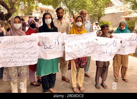 Hyderabad, Pakistan, 19 juillet 2023. Les habitants de Tando Jam organisent une manifestation de protestation contre l'autoritarisme des personnes influentes, au club de presse d'Hyderabad le mercredi 19 juillet 2023. Banque D'Images