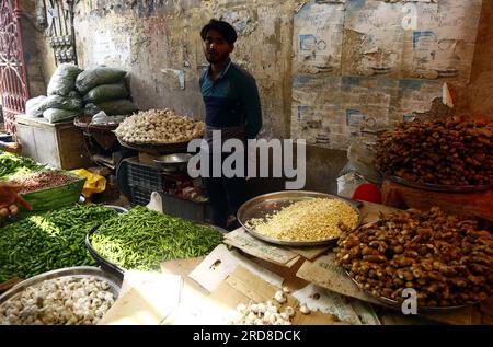 Hyderabad, Pakistan, 19 juillet 2023. Les légumes sont vendus dans un magasin, alors que le prix des articles généraux utilisés quotidiennement ont atteint le ciel en raison de la hausse des prix dans le pays, à Empress Market Saddar à Karachi le mercredi 19 juillet 2023. Banque D'Images