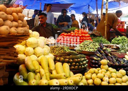 Hyderabad, Pakistan, 19 juillet 2023. Les légumes sont vendus dans un magasin, alors que le prix des articles généraux utilisés quotidiennement ont atteint le ciel en raison de la hausse des prix dans le pays, à Empress Market Saddar à Karachi le mercredi 19 juillet 2023. Banque D'Images