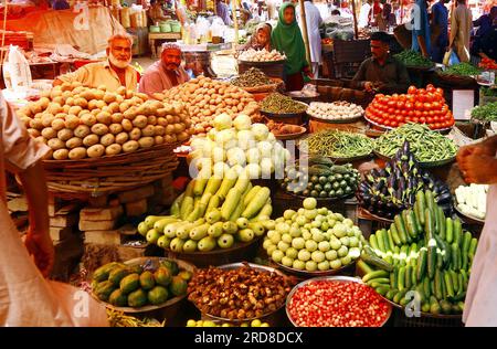 Hyderabad, Pakistan, 19 juillet 2023. Les légumes sont vendus dans un magasin, alors que le prix des articles généraux utilisés quotidiennement ont atteint le ciel en raison de la hausse des prix dans le pays, à Empress Market Saddar à Karachi le mercredi 19 juillet 2023. Banque D'Images