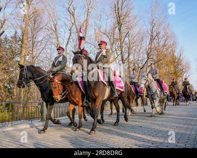 Parade des chevaux de la fête de l'indépendance nationale, Parc Lazienki (Parc des bains royaux), Varsovie, Voïvodie de Masovie, Pologne, Europe Banque D'Images