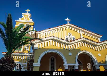 Ancienne catholique colorée, actuellement orthodoxe, façade de l'église mère de Dieu Sissiotissa avec clocher Banque D'Images