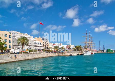 Front Street, Hamilton, où le grand voilier norvégien d'entraînement à la voile Sorlandet, construit en 1927, est amarré, Hamilton, Bermudes, Atlantique, Amérique du Nord Banque D'Images