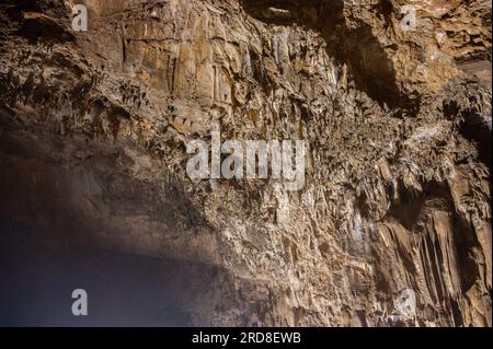 Les grottes de Stiffe sont un complexe de grottes karstiques situées près de Stiffe, dans la municipalité de San Demetrio ne' Vestini, dans les Abruzzes, inclus dans la Sirente Banque D'Images