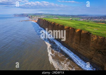 Vue aérienne matinale des falaises de West Bay sur le littoral de la côte jurassique, site du patrimoine mondial de l'UNESCO, Dorset, Angleterre, Royaume-Uni, Europe Banque D'Images