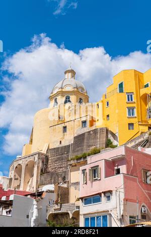 Église Santa Maria delle Grazie parmi les maisons colorées dans le village de pêcheurs de Marina Corricella, île de Procida, baie de Naples, îles Phlegraean Banque D'Images