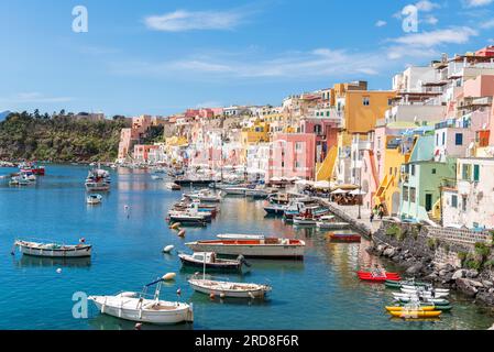 Maisons colorées et bateaux à Marina Corricella, île de Procida, baie de Naples, province de Naples, îles Phlegraean, Région Campanie, Italie, Europe Banque D'Images