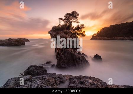 Longue exposition pour capturer la lumière du coucher de soleil le long de la côte de Lerici, un jour d'hiver, Lerici, province de la Spezia, district de Ligurie, Italie, Europe Banque D'Images