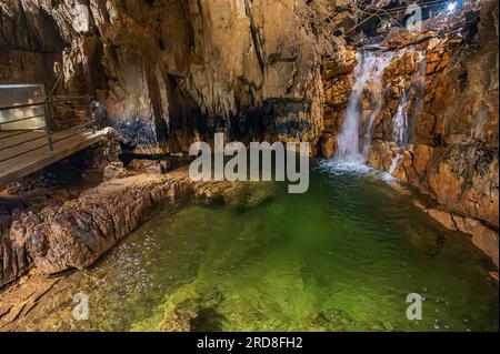 Les grottes de Stiffe sont un complexe de grottes karstiques situées près de Stiffe, dans la municipalité de San Demetrio ne' Vestini, dans les Abruzzes, inclus dans la Sirente Banque D'Images