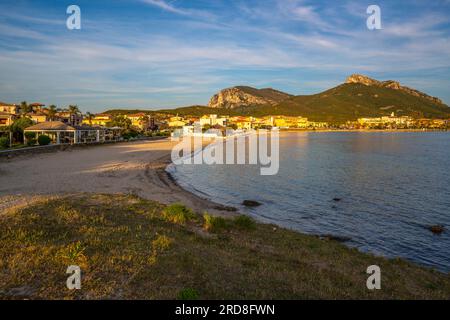 Vue de la plage au coucher du soleil à Golfo Aranci, Sardaigne, Italie, Méditerranée, Europe Banque D'Images
