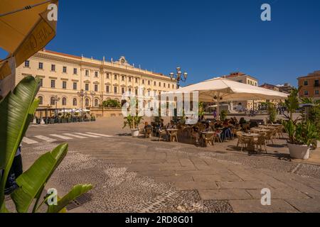 Vue de la mairie et café restaurant sur Piazza d'Italia à Sassari, Sassari, Sardaigne, Italie, Méditerranée, Europe Banque D'Images