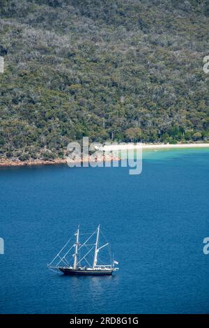 Bateau en bois amarré et plage Wineglass Bay Freycinet Peninsular Tasmanie Australie Banque D'Images
