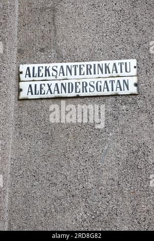 Panneau de nom de rue bilingue pour la rue Alexanterinkatu dans le centre d'Helsinki. Banque D'Images