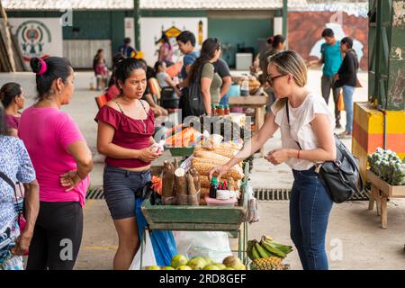 Marché alimentaire, Cotundo,, Napo province, Amazonie, Équateur, Amérique du Sud Banque D'Images