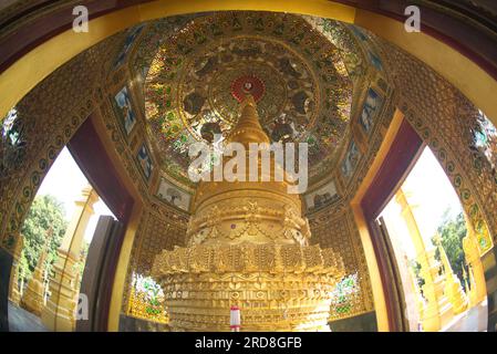 Reliques de Bouddha enchâssées dans Phra Maha Rattana Loha Jedi Sri Sasana Phothisat Sawang Boon au Wat Phra Sawang Boon. Banque D'Images