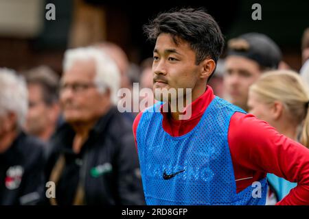 Dirkshorn, pays-Bas. 19 juillet 2023. DIRKSHORN, PAYS-BAS - 19 JUILLET : Yukinari Sugawara de l'AZ Alkmaar se réchauffe lors du match amical de pré-saison entre l'AZ et le Norwich City FC au V.V. Dirkshorn le 19 juillet 2023 à Dirkshorn, pays-Bas (photo de Patrick Goosen/Orange Pictures) crédit : Orange pics BV/Alamy Live News Banque D'Images