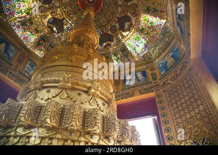 Reliques de Bouddha enchâssées dans Phra Maha Rattana Loha Jedi Sri Sasana Phothisat Sawang Boon au Wat Phra Sawang Boon. Banque D'Images