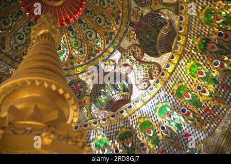 Reliques de Bouddha enchâssées dans Phra Maha Rattana Loha Jedi Sri Sasana Phothisat Sawang Boon au Wat Phra Sawang Boon. Banque D'Images