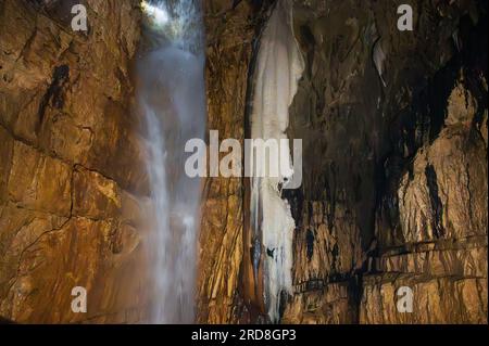 Les grottes de Stiffe sont un complexe de grottes karstiques situées près de Stiffe, dans la municipalité de San Demetrio ne' Vestini, dans les Abruzzes, inclus dans la Sirente Banque D'Images