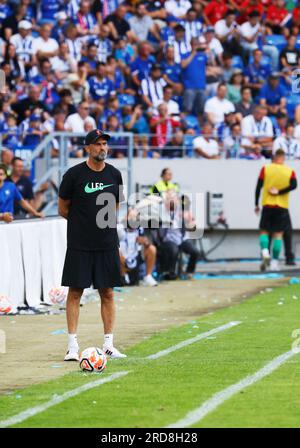 Karlsruhe, Allemagne. 19 juillet 2023. Football : matchs d'essai, Karlsruher SC - FC Liverpool : l'entraîneur de Liverpool Jürgen Klopp se tient sur la touche. Crédit : Philipp von Ditfurth/dpa/Alamy Live News Banque D'Images