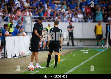 Karlsruhe, Allemagne. 19 juillet 2023. Football : matchs d'essai, Karlsruher SC - FC Liverpool : l'entraîneur de Liverpool Jürgen Klopp (l) discute avec le joueur de ligne. Crédit : Philipp von Ditfurth/dpa/Alamy Live News Banque D'Images