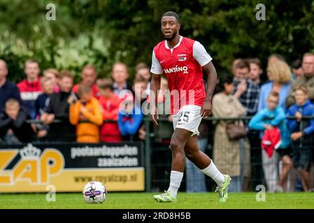 Dirkshorn, pays-Bas. 19 juillet 2023. DIRKSHORN, PAYS-BAS - JUILLET 19 : Riechedly Bazoer de l'AZ Alkmaar contrôle le ballon lors du match amical de pré-saison entre AZ et Norwich City FC au V.V. Dirkshorn le 19 juillet 2023 à Dirkshorn, pays-Bas (photo de Patrick Goosen/Orange Pictures) crédit : Orange pics BV/Alamy Live News Banque D'Images