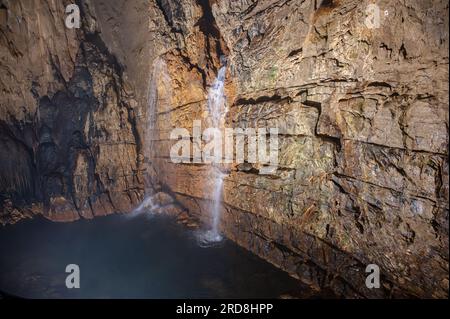 Les grottes de Stiffe sont un complexe de grottes karstiques situées près de Stiffe, dans la municipalité de San Demetrio ne' Vestini, dans les Abruzzes, inclus dans la Sirente Banque D'Images