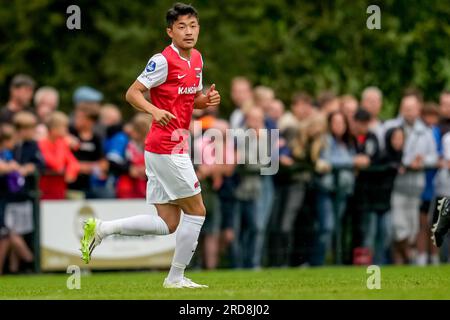 Dirkshorn, pays-Bas. 19 juillet 2023. DIRKSHORN, PAYS-BAS - JUILLET 19 : Yukinari Sugawara de l'AZ Alkmaar regarde pendant le match amical de pré-saison entre AZ et Norwich City FC au V.V. Dirkshorn le 19 juillet 2023 à Dirkshorn, pays-Bas (photo de Patrick Goosen/Orange Pictures) crédit : Orange pics BV/Alamy Live News Banque D'Images