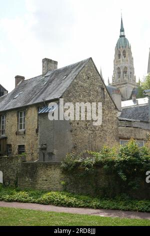 Cathédrale de Bayeux derrière le bâtiment traditionnel en pierre. Bayeux, France. Banque D'Images