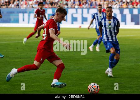 Karlsruhe, Allemagne. 19 juillet 2023. Football : tests matchs, Karlsruher SC - FC Liverpool : Conor Bradley (l) de Liverpool en action. Crédit : Philipp von Ditfurth/dpa/Alamy Live News Banque D'Images