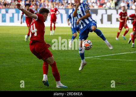 Karlsruhe, Allemagne. 19 juillet 2023. Football : matchs tests, Karlsruher SC - FC Liverpool : Conor Bradley (l) de Liverpool tire au but. Crédit : Philipp von Ditfurth/dpa/Alamy Live News Banque D'Images