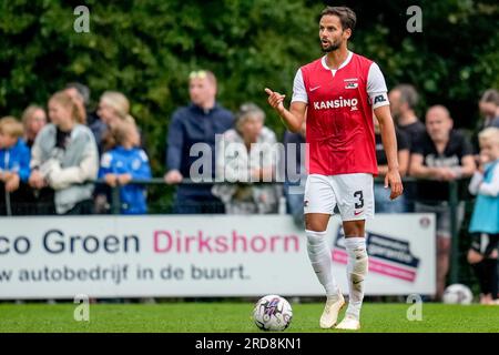 Dirkshorn, pays-Bas. 19 juillet 2023. DIRKSHORN, PAYS-BAS - JUILLET 19 : Pantelis Hatzidiakos de l'AZ Alkmaar entraîne ses coéquipiers lors du match amical de pré-saison entre l'AZ et le Norwich City FC au V.V. Dirkshorn le 19 juillet 2023 à Dirkshorn, pays-Bas (photo de Patrick Goosen/Orange Pictures) crédit : Orange pics BV/Alamy Live News Banque D'Images