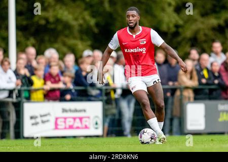 Dirkshorn, pays-Bas. 19 juillet 2023. DIRKSHORN, PAYS-BAS - JUILLET 19 : Riechedly Bazoer de l'AZ Alkmaar dribble avec le ballon lors du match amical de pré-saison entre l'AZ et le Norwich City FC au V.V. Dirkshorn le 19 juillet 2023 à Dirkshorn, pays-Bas (photo de Patrick Goosen/Orange Pictures) crédit : Orange pics BV/Alamy Live News Banque D'Images