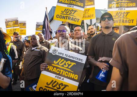 Los Angeles, États-Unis. 19 juillet 2023. Les pilotes UPS Teamster locaux 396 organisent un rassemblement de solidarité au hub UPS de Los Angeles sur Olympic Blvd. Demander un contrat équitable et des conditions de travail plus sûres pour tous les conducteurs UPS. La date limite pour le nouveau contrat national est le 1 août 2023. 7/19/2023 Los Angeles, CA., États-Unis (photo de Ted Soqui/SIPA USA) crédit : SIPA USA/Alamy Live News Banque D'Images