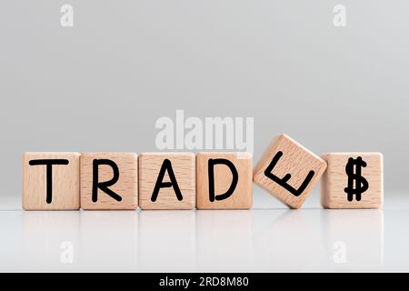 Commerce de mots sur les dés de cube de bois sur fond blanc. Banque D'Images